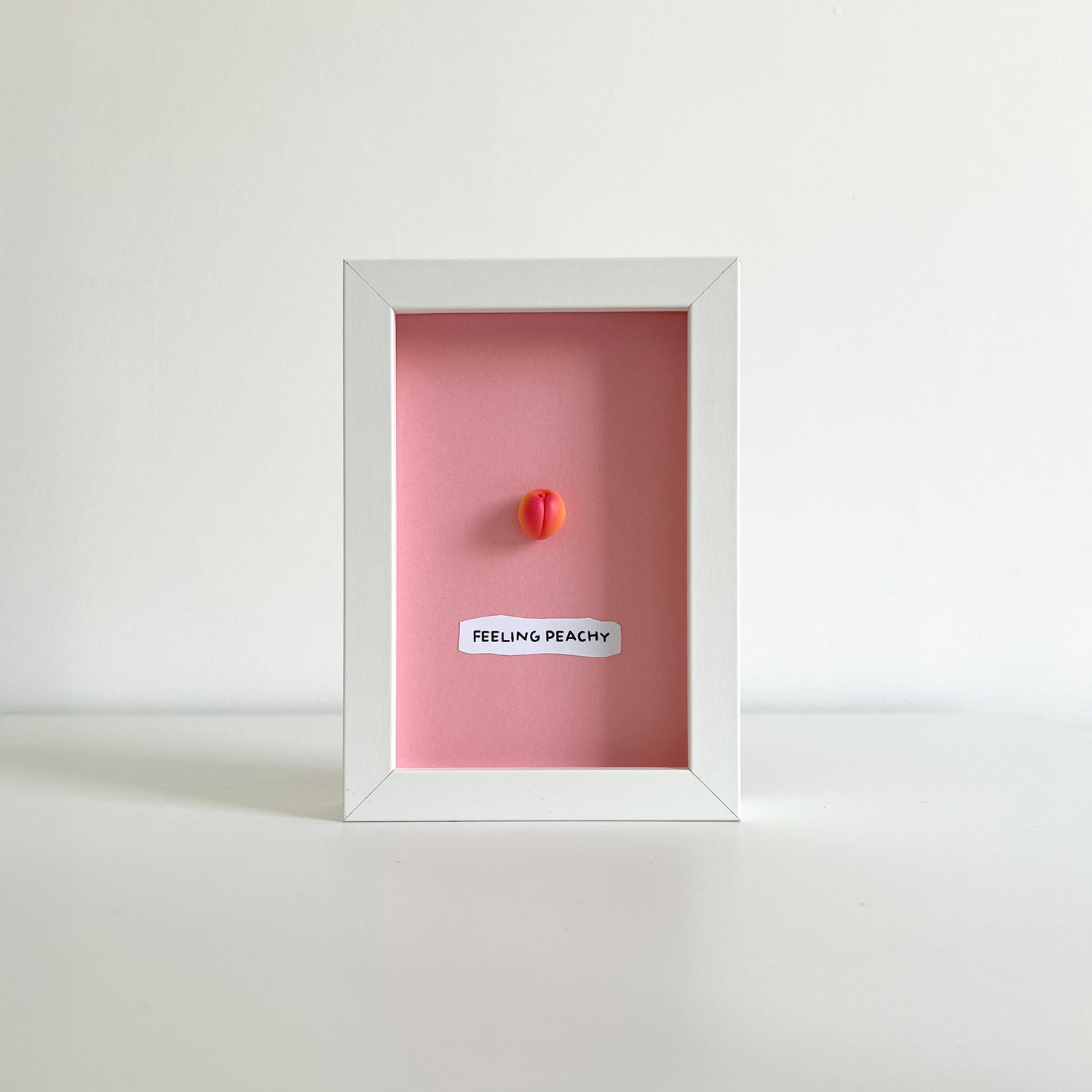 Feeling peachy - Cuadro con miniaturas en relieve