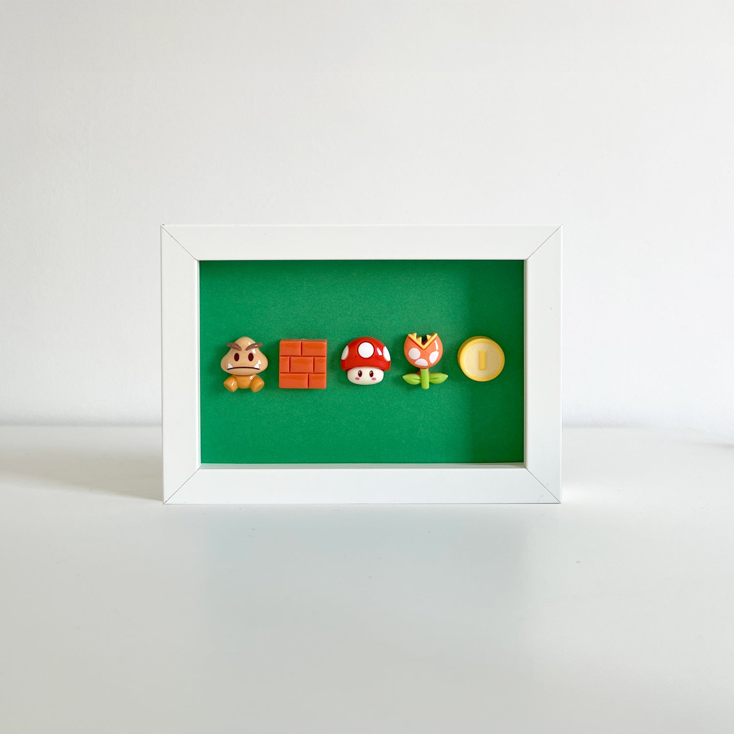 It's a meee #2 - Cuadro con miniaturas en relieve